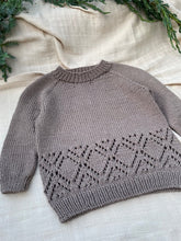 Load image into Gallery viewer, William genser, barn fra 12/18 mnd og opp til 10/12 år, norsk strikkeoppskrift