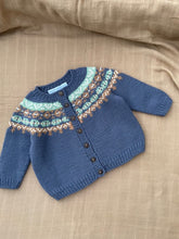Load image into Gallery viewer, olav babyjakke, norsk strikkeoppskrift