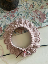 Load image into Gallery viewer, Ruskesara pikedrakt, norsk strikkeoppskrift