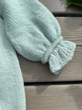 Load image into Gallery viewer, Ruskesara pikedrakt, norsk strikkeoppskrift