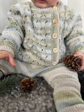 Load image into Gallery viewer, Victor babyjakke, norsk strikkeoppskrift